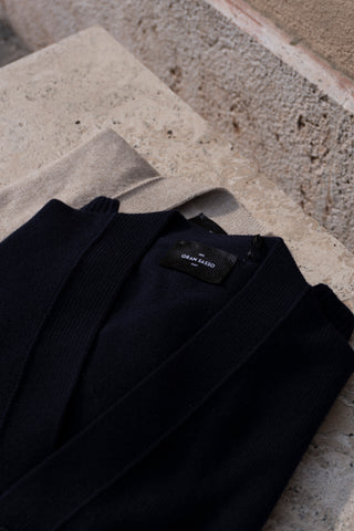 CARDIGAN 4 BOTTONI CON SPALLA SCESA