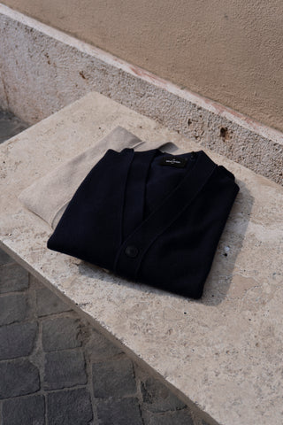 CARDIGAN 4 BOTTONI CON SPALLA SCESA