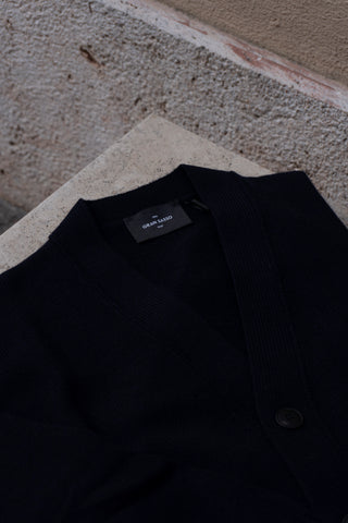 CARDIGAN 4 BOTTONI CON SPALLA SCESA