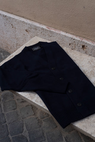 CARDIGAN 4 BOTTONI CON SPALLA SCESA